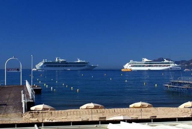 Cannes dénonce la pollution des navires de croisières